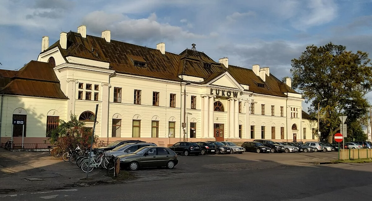 Wypadek na Dworcu PKP w Łukowie: Mężczyzna wciągnięty pod pociąg!