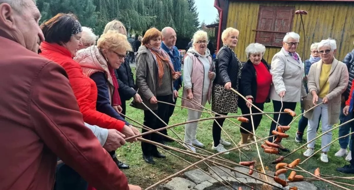Łukowscy Seniorzy przy ognisku! Spotkanie pełne wzruszeń, śmiechu i planów na przyszłość 