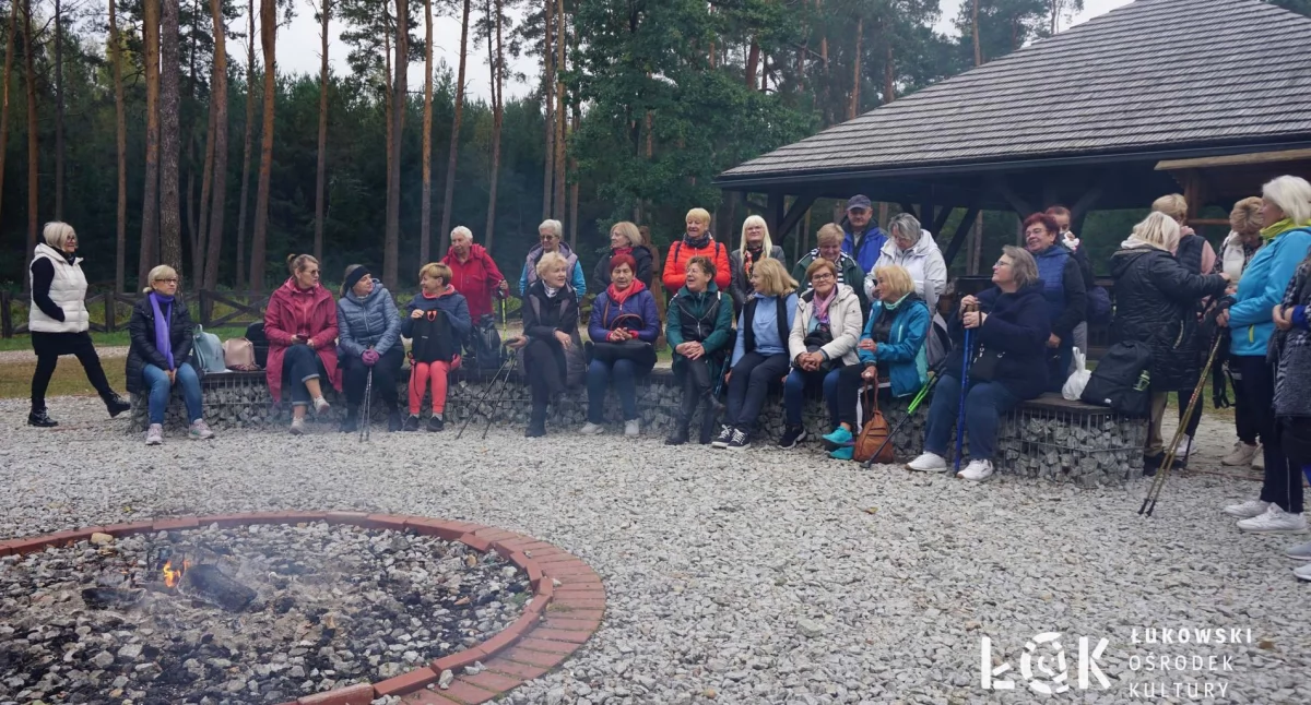 Słuchacze w akcji! Ponad 50 osób przemierzało Rezerwat Jata, ćwicząc nordic walking