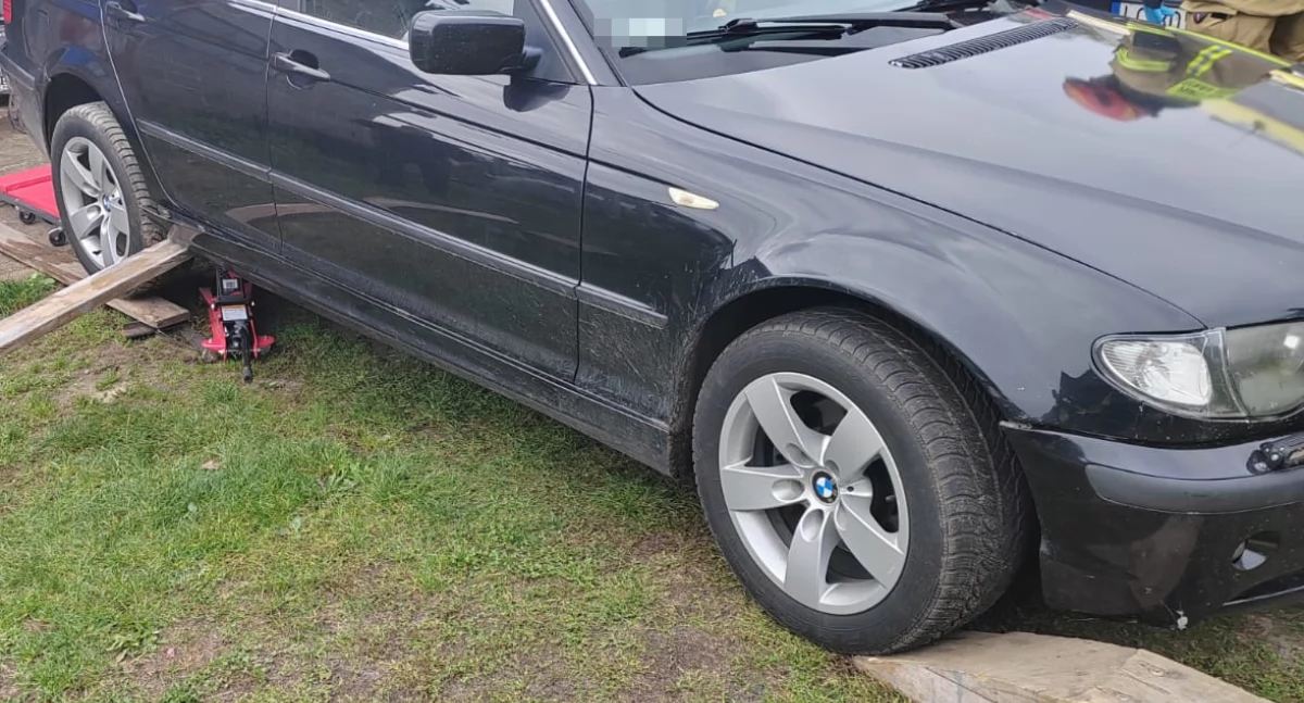 Dramatyczny wypadek podczas naprawy BMW! 31-latek w ciężkim stanie trafił do szpitala
