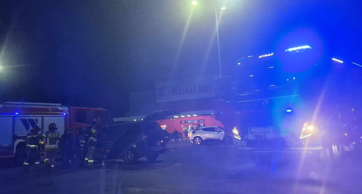 Szybka reakcja kierowców zapobiegła tragedii! Pożar samochodu przy Kauflandzie w Łukowie (FOTO)