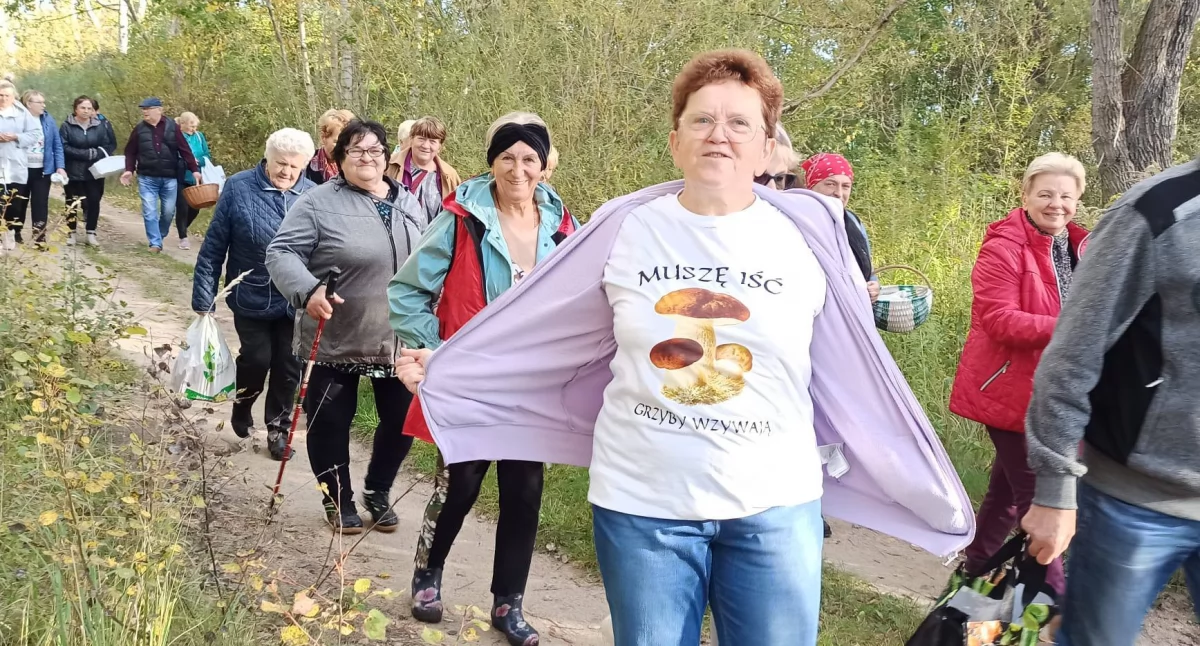 Seniorzy z klubu „Senior na Topie” na grzybowym szlaku! Niezapomniana wyprawa wśród złotych liści