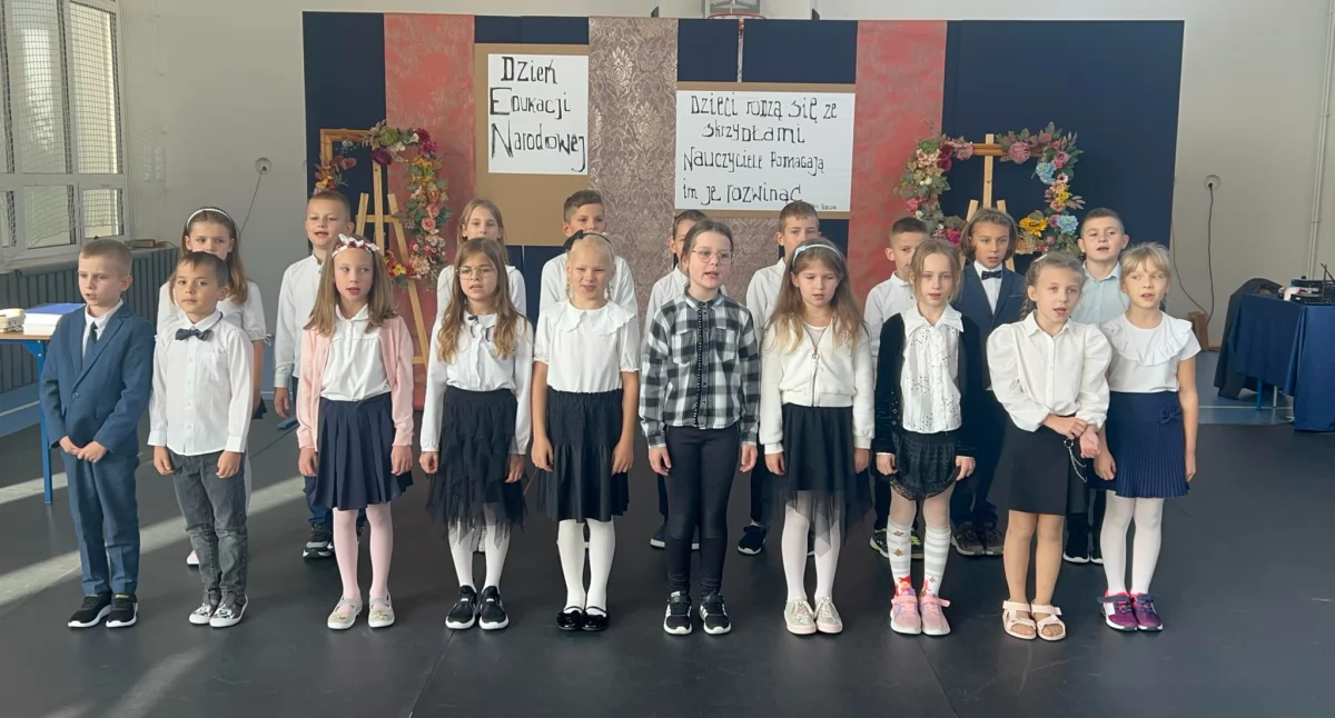 Uczniowie z Łukowa zaskoczyli nauczycieli! Wzruszające występy na Dzień Edukacji Narodowej w SP nr 3