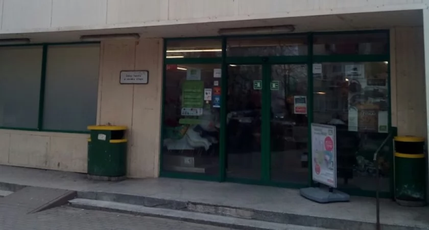 Szokująca „ustawka” przed sklepem w Łukowie. Brak reakcji dorosłych, policja prowadzi śledztwo