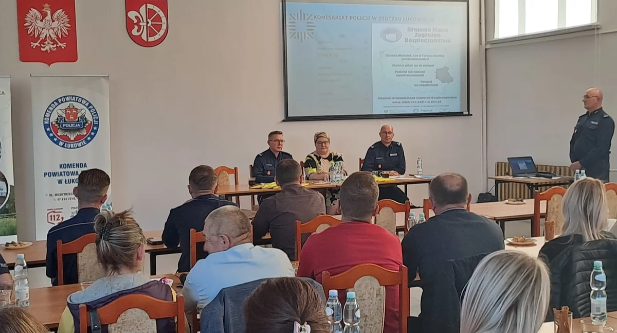 Fatalny stan drogi 807. Mieszkańcy Gminy Wola Mysłowska rozmawiali z policją ! 