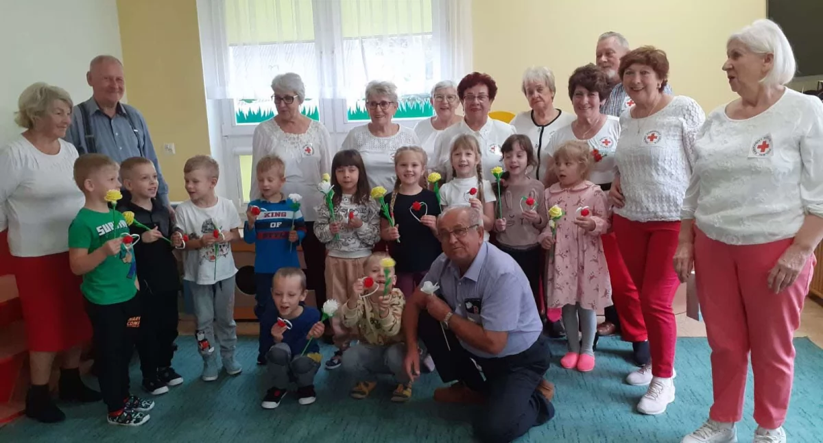Seniorzy z PCK Łuków uczą najmłodszych. Międzypokoleniowe warsztaty rękodzieła!