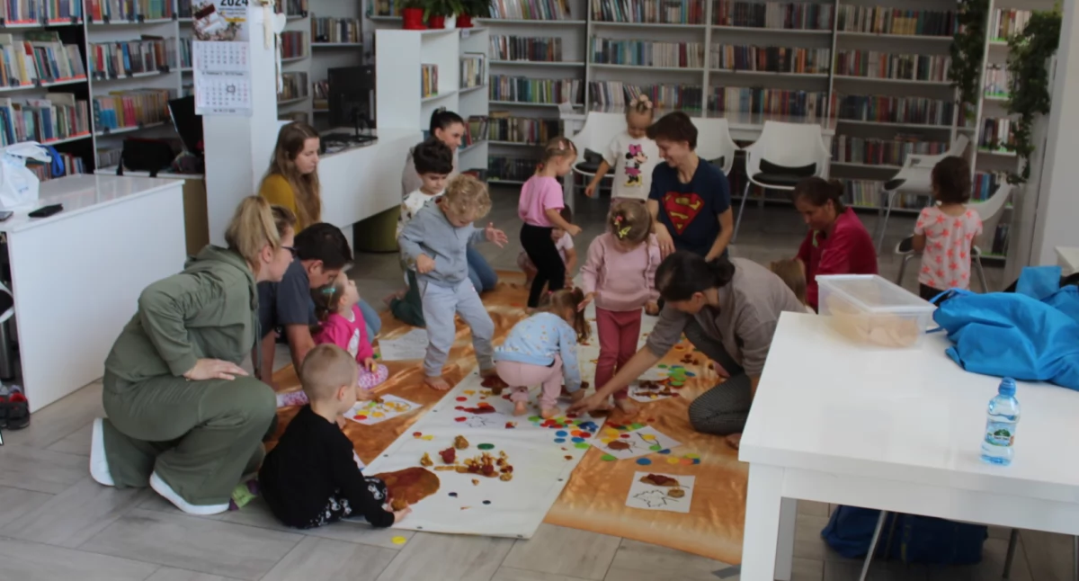Zniszczone książki zyskały nowe życie! Młodzież tworzyła podczas Nocy Bibliotek w Stoczku Łukowskim