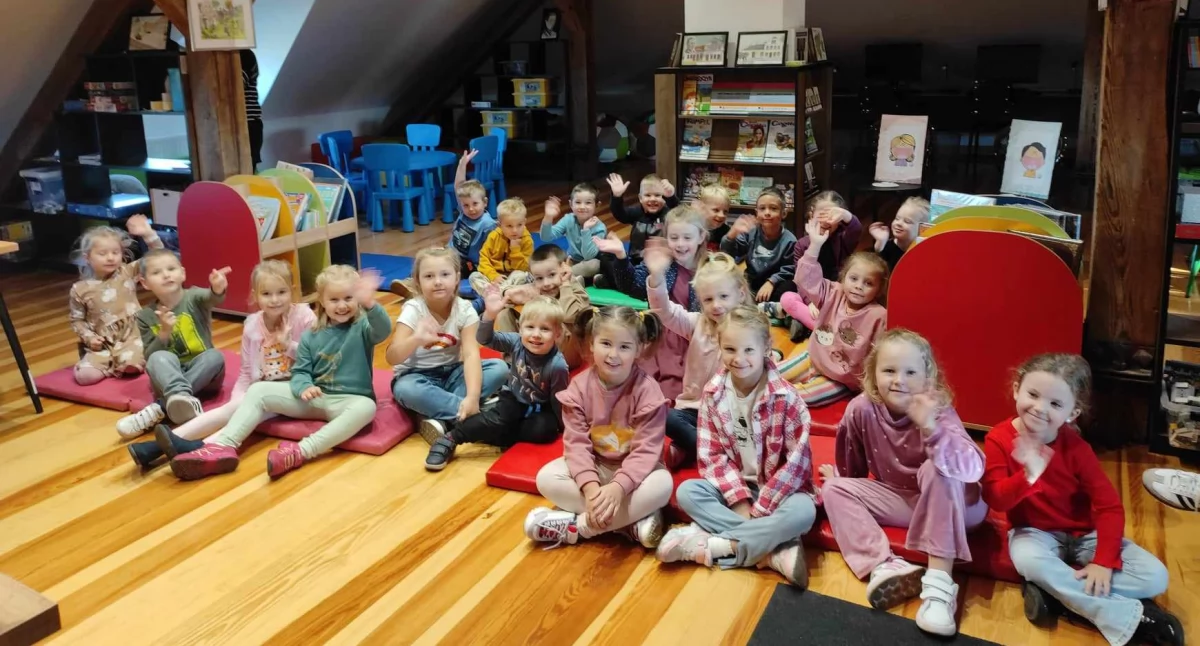 Mali Superczytelnicy w akcji! Przedszkolaki z Krzywdy na lekcji bibliotecznej