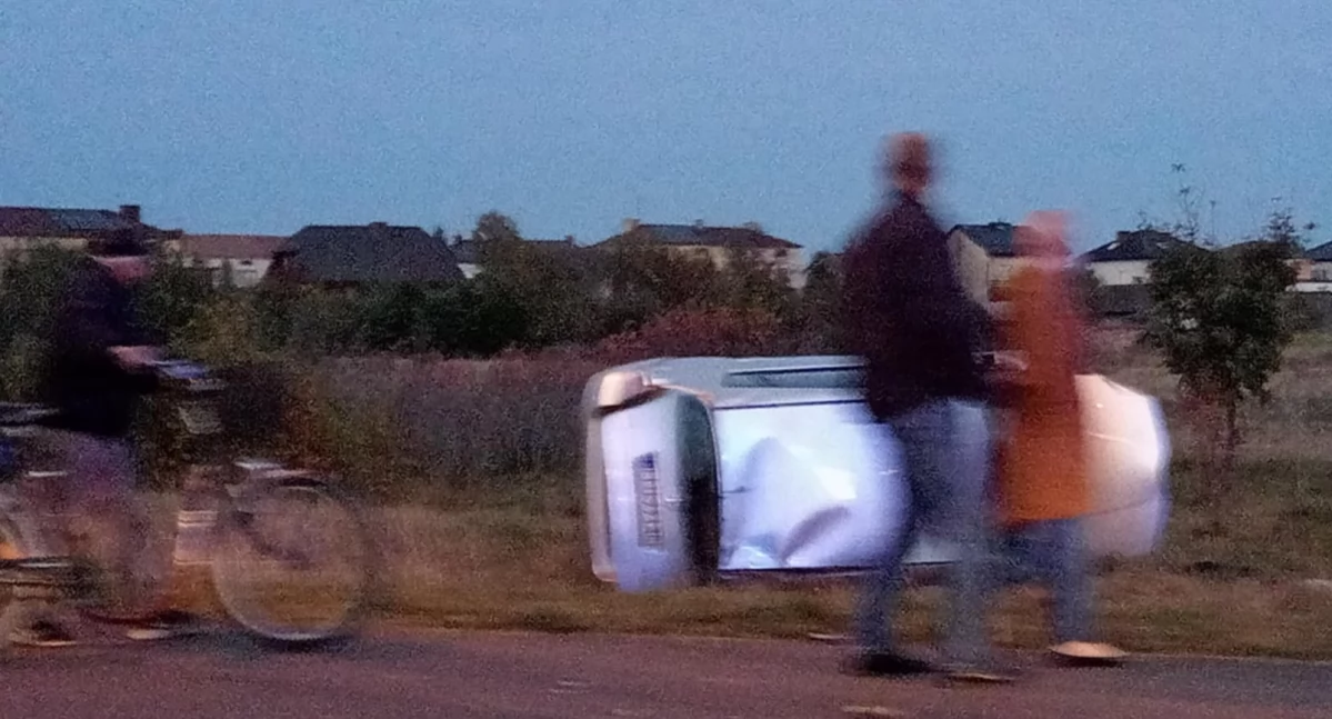 Wypadek na obwodnicy w Łukowie! Jeden samochód wylądował w polu, drugi rozbity