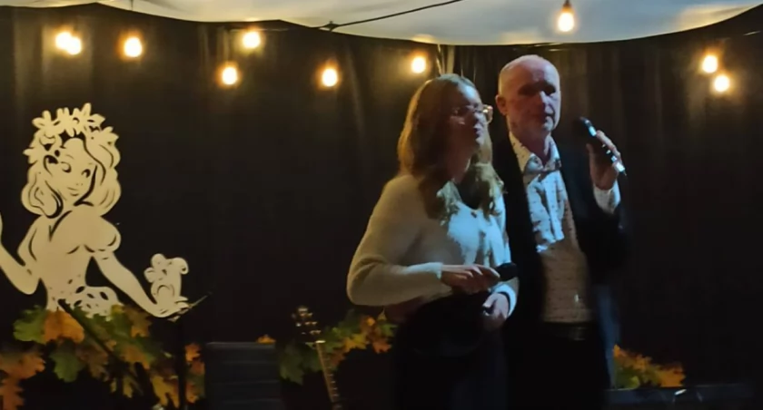 Karolina Papiewska i Bogdan Ochnik oczarowali Trzebieszów. Muzyka i integracja w blasku świec [ZDJĘCIA]