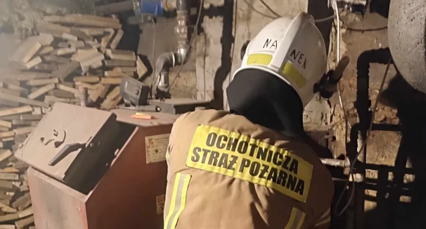 Groźny pożar w Dąbiu. W nocy zapłonęła sadza w kominie!