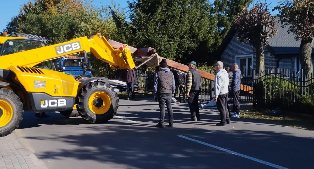 Bohaterowie wsi Toczyska odnawiają historyczny krzyż (FOTO)