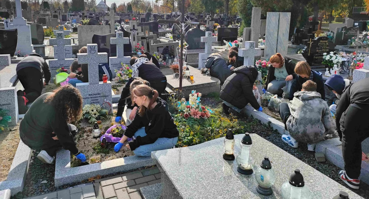 Uczniowie Reymonta zadbali o zabytkowe nagrobki na cmentarzu św. Rocha!