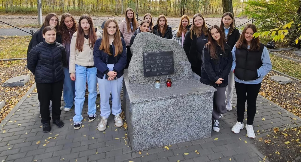 Pamięć wieczna: Uczniowie Zespołu Szkół nr 2 w Łukowie sprzątają mogiły bohaterów wojennych [ZDJĘCIA]