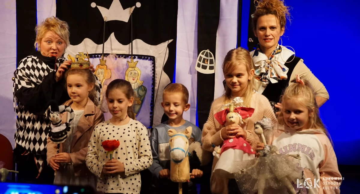 „Niedziela z teatrem” pełna magii! Spektakl „Księżniczka na ziarnku grochu” zachwycił dzieci w Łukowie!