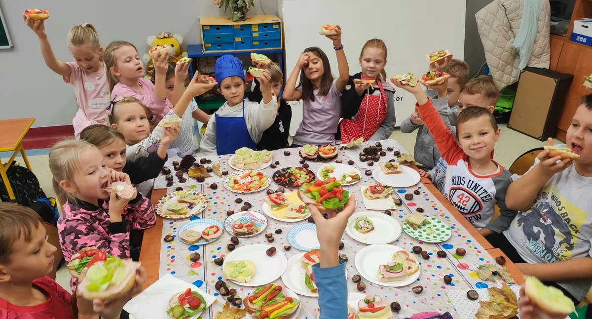 Łukowska „Czwórka” świętuje Światowy Dzień Owoców i Warzyw! Uczniowie sami przygotowali smakowite sałatki i tortille
