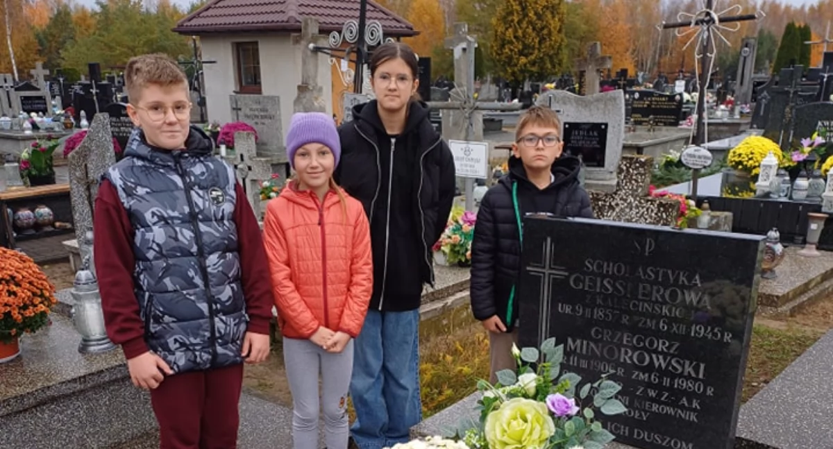 Znicze i kwiaty: Uczniowie Zespołu Oświatowego w Jedlance pamiętają o bohaterach!