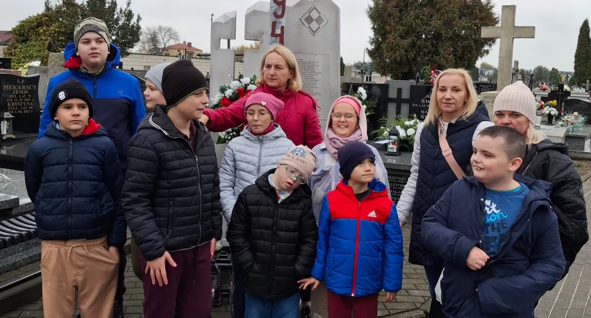 Łuków: Najmłodsi uczcili pamięć zmarłych na cmentarzu. Wyjątkowa lekcja szacunku i tradycji