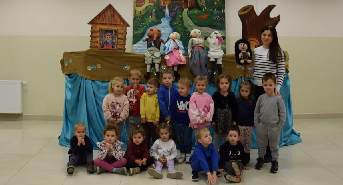 Spektakl pełen emocji dla najmłodszych! Teatr lalek „Pinokio” odwiedził bibliotekę w Staninie