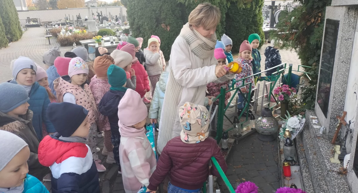 Przedszkolaki z Łukowa złożyły hołd poległym na cmentarzu! Pierwsza lekcja patriotyzmu na Wszystkich Świętych