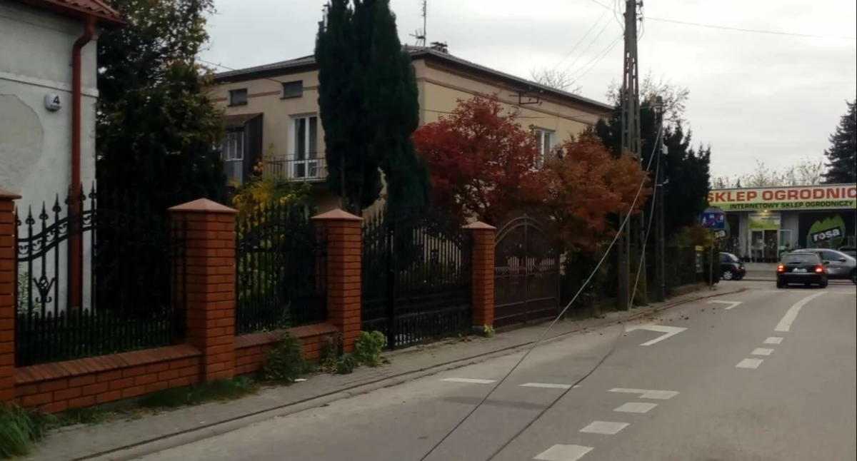 Łuków. Ulica w centrum miasta odcięta od ruchu po wyrwaniu słupa – przewody na jezdni