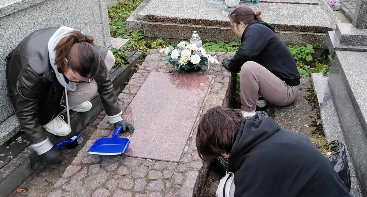Łuków: Uczennice z Zespołu Szkolno-Przedszkolnego zadbały o zapomniany grób (FOTO)