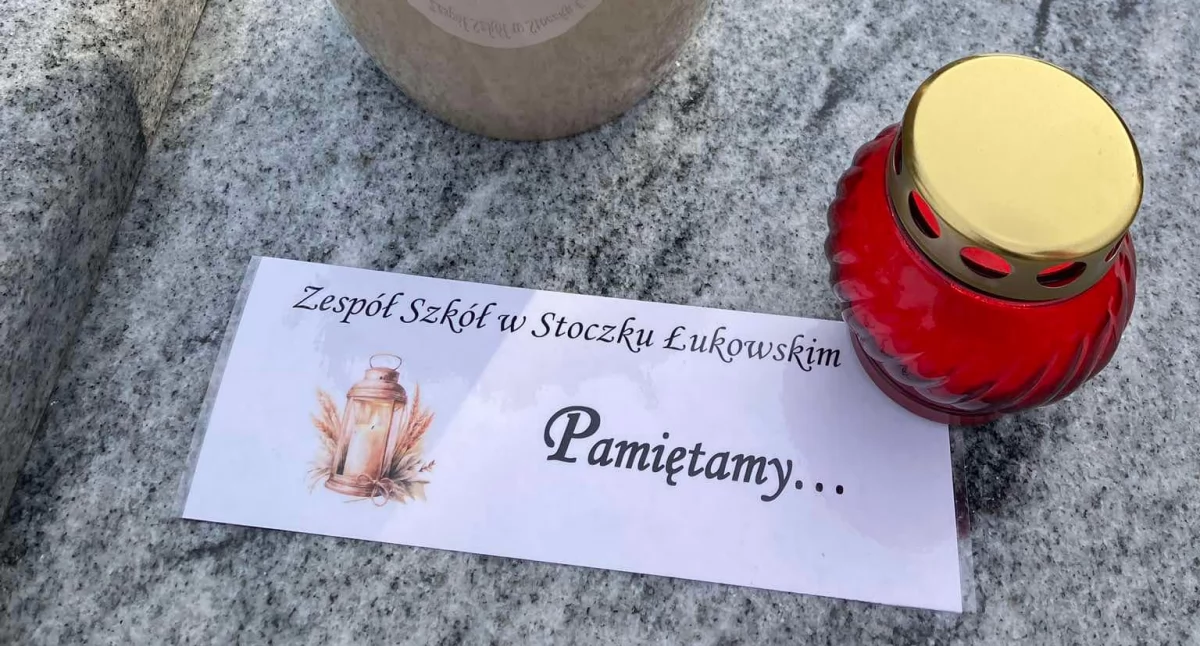  Pamięć o zmarłych nauczycielach w Stoczku Łukowskim. Uczniowie zniczem uczcili bliskich Zespołu Szkół