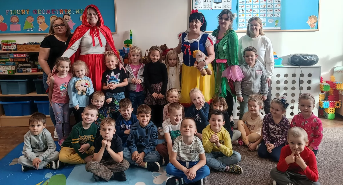 Magia bajek powróciła! Międzynarodowy Dzień Postaci z Bajek w Szkole Podstawowej w Wólce Domaszewskiej!