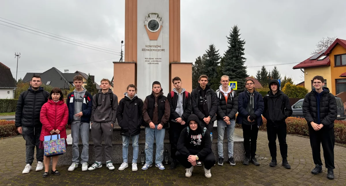 Znicze pamięci na Cmentarzu Św. Rocha. Uczniowie oddają hołd zmarłym nauczycielom i bohaterom Łukowa