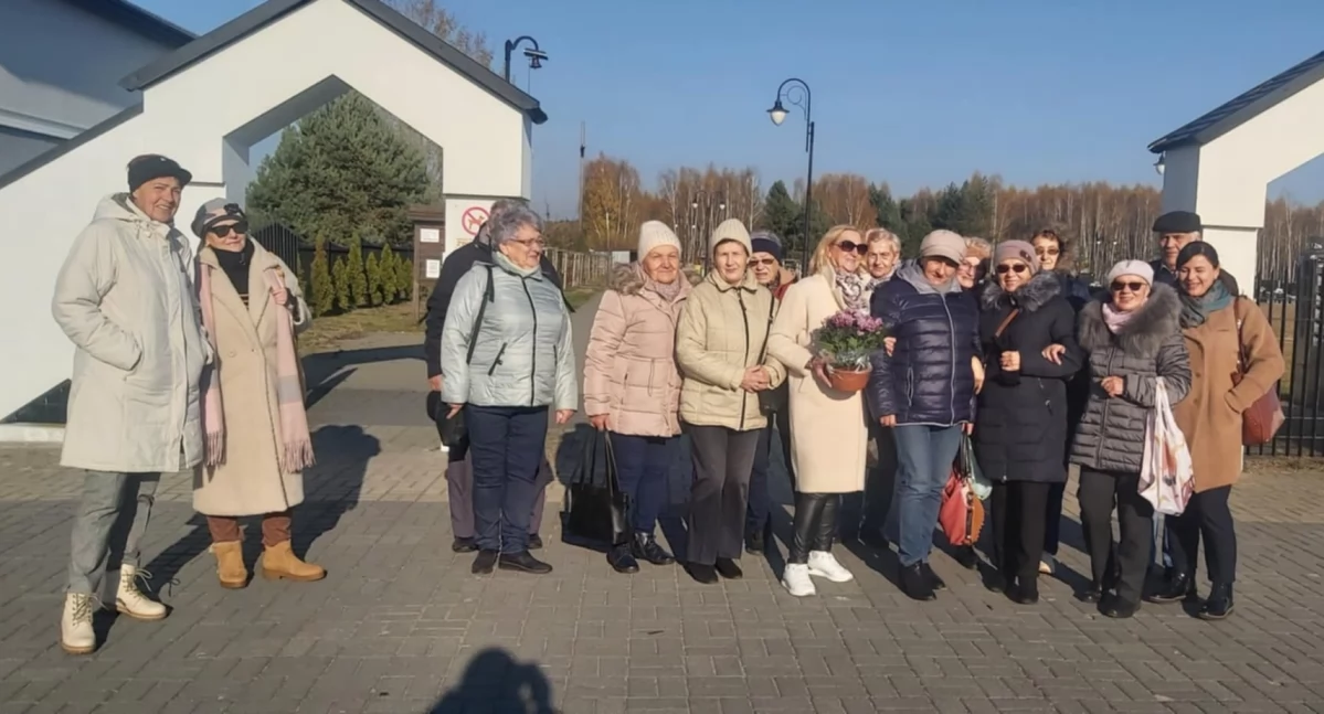 Seniorzy z Klubu Senior+ odwiedzili cmentarz na Zapowiedniku. Znicze, kwiaty i chwila zadumy w Łukowie