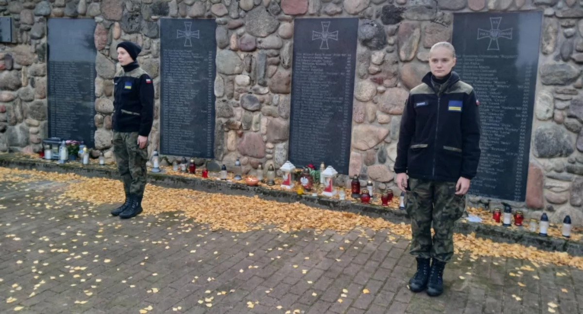 Uczniowie nie zawiedli! Honorowe warty w Stoczku Łukowskim mimo niesprzyjającej pogody