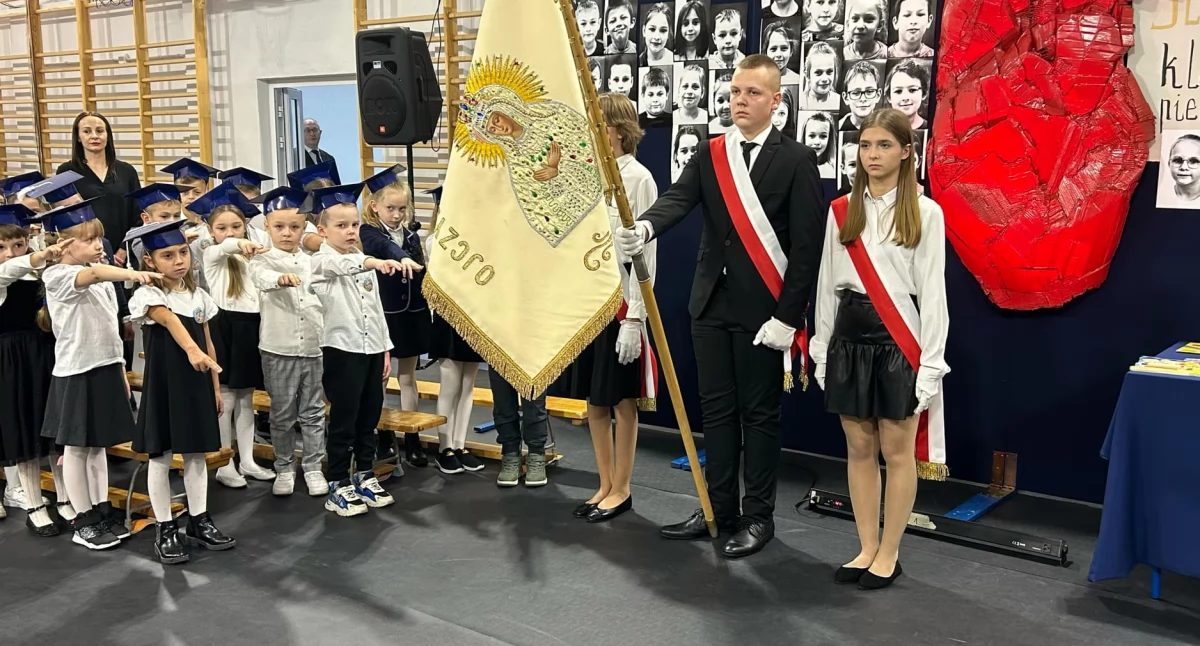 Pasowanie na ucznia. 51 pierwszaków dołączyło do społeczności Szkoły Podstawowej nr 3 w Łukowie!