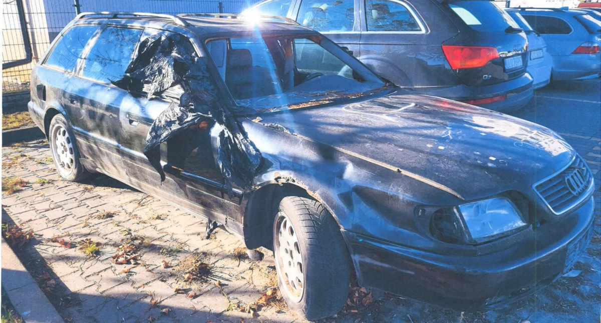 Wrak samochodu od miesięcy blokuje miejsce na parkingu przy ul. Przemysłowej w Łukowie. Czy ktoś go usunie?