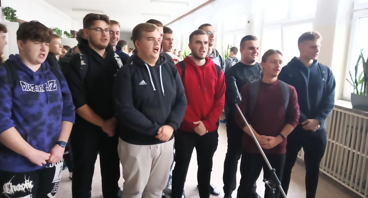 Patriotyczne karaoke w ZS nr 1 w Łukowie. Uczniowie rozśpiewali szkolne korytarze! 