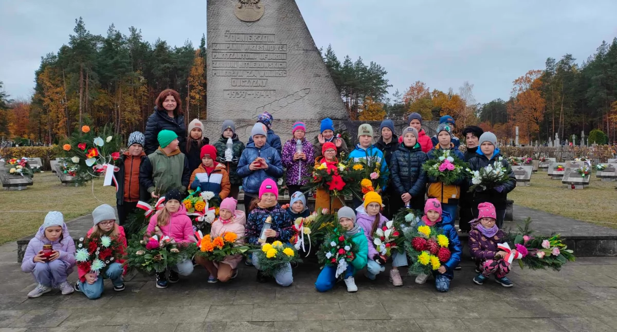 „Umarłych wieczność dotąd trwa…” – uczniowie z Gręzówki uczcili pamięć poległych i zmarłych [ZDJĘCIA]