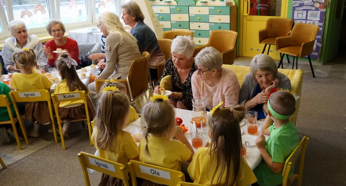 Seniorzy i przedszkolaki razem. Łukowski Uniwersytet Trzeciego Wieku świętuje z maluchami!