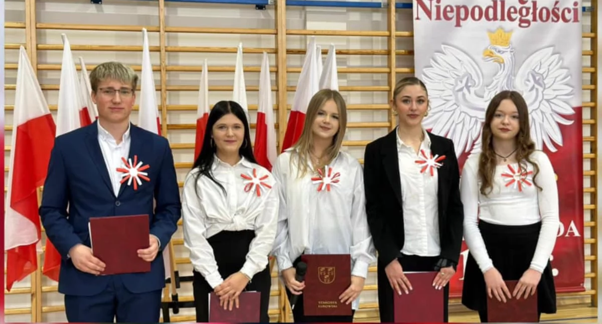 Patriotyczny hołd w Łukowie. Zespół Szkół nr 2 świętuje 106. rocznicę Niepodległości Polski!