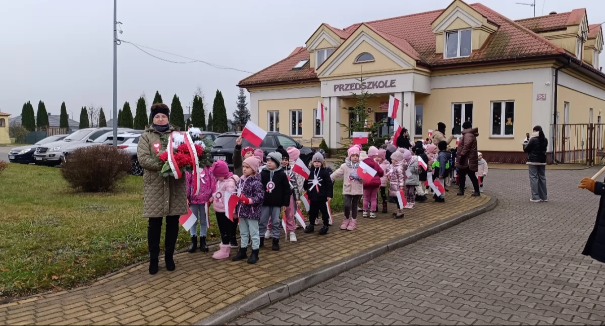 Mali patrioci maszerują przez Łazy