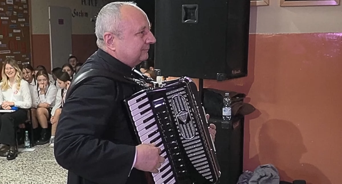 Patriotyczny koncert w Wojcieszkowie! Ks. Proboszcz Marian Banasiuk zachwycił publiczność (WIDEO) 