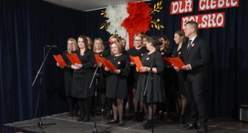 Patriotyczny wieczór w Zespole Szkół im. Henryka Sienkiewicza – koncert pieśni ku czci niepodległej Polski
