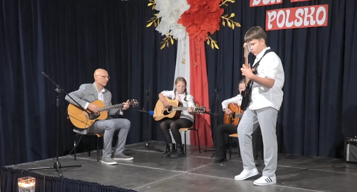 Martyna Gruba, Kornelia Łazuga, Wojciech Sikora - Gitary  -  Deszcz jesienny deszcz