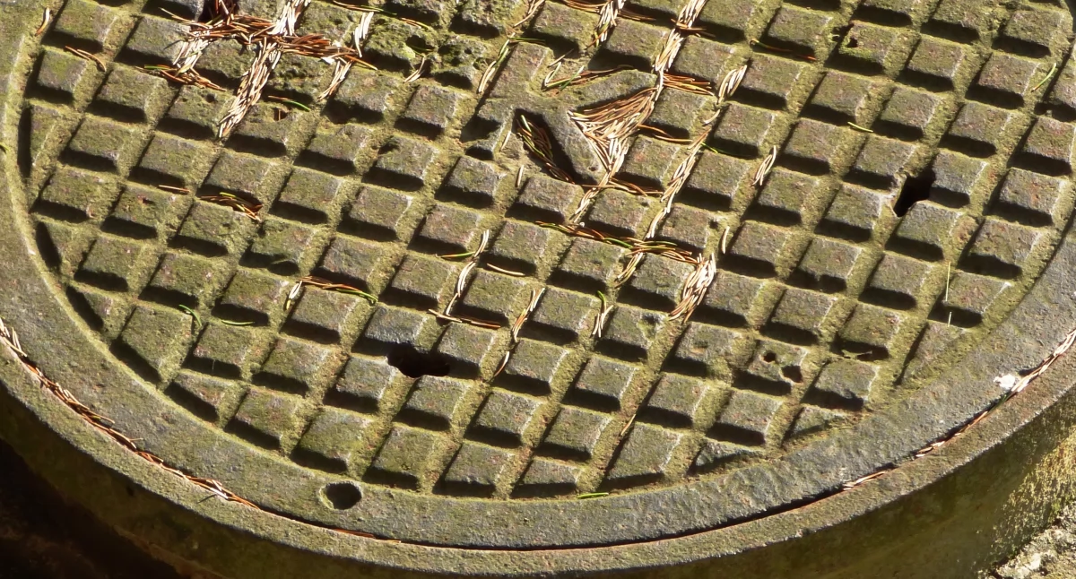 Ulice Łukowa pułapką dla kierowców! Auta uszkodzone przez wadliwe studzienki