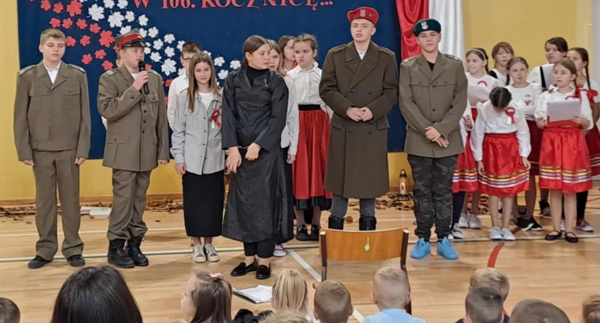 Żołnierze i pieśni patriotyczne: Tak świętowano Niepodległość w Sarnowie!