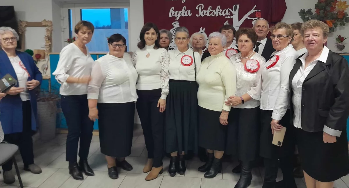 Wola Burzecka i Wojcieszków Razem dla Niepodległej: Seniorzy zorganizowali niezapomniany koncert patriotyczny!