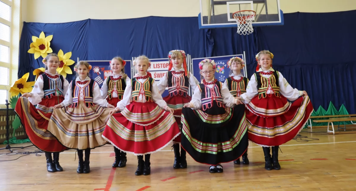 Patriotyczna sesja w Zespole Szkół w Gręzówce. Jak uczniowie świętowali Niepodległość?