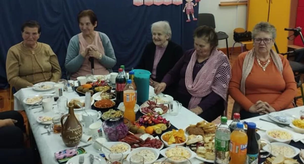 Seniorzy z Toczysk. Międzypokoleniowa integracja i smakowite spotkanie z Fundacją Biedronki!