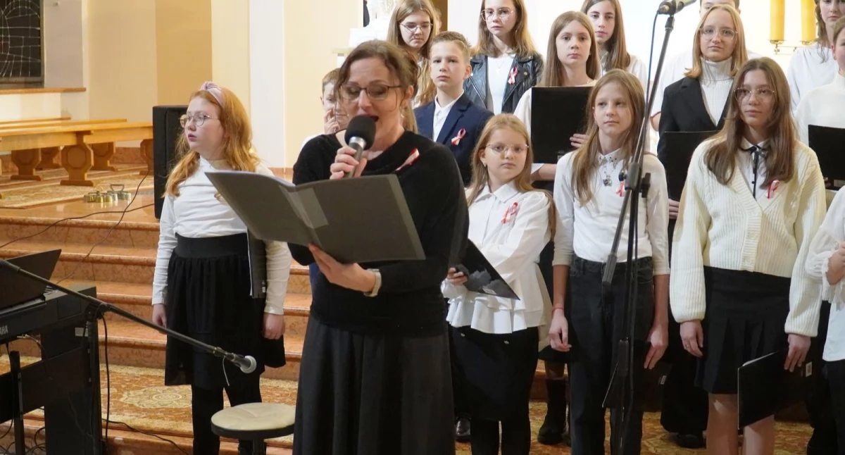 Wyjątkowy koncert patriotyczny uczniów Szkoły Muzycznej im. Mieczysława Karłowicza w Łukowie (WIDEO)