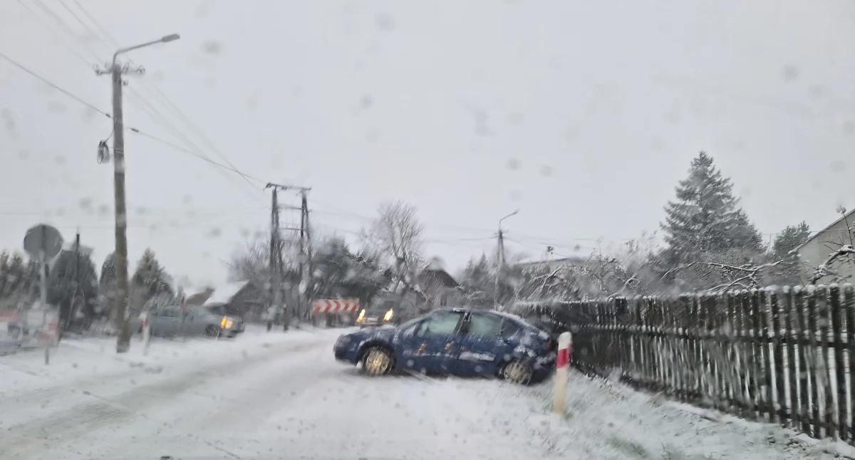  Zima zaskoczyła kierowców! Sześć kolizji w powiecie łukowskim w piątkowy poranek 