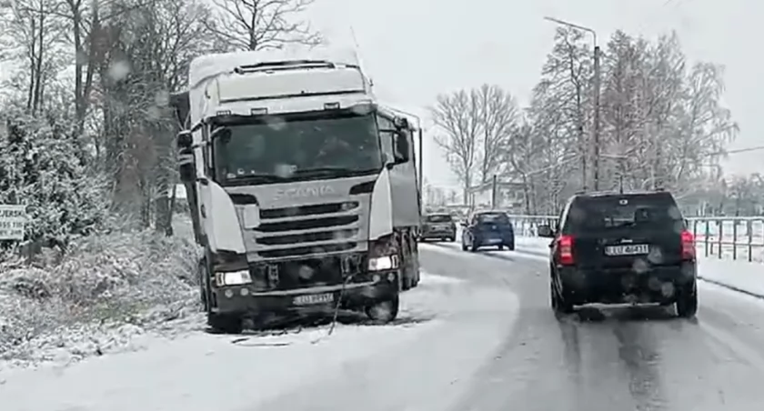 Poranek pełen wyzwań na drogach w powiecie łukowskim. Rogatki zniszczone, ciężarówka zablokowała trasę