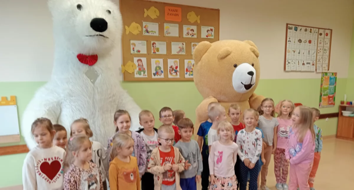 Pluszowy Miś odwiedził dzieci w Łukowie! Radość i uśmiech w Zespole Szkolno-Przedszkolnym [ZDJĘCIA]